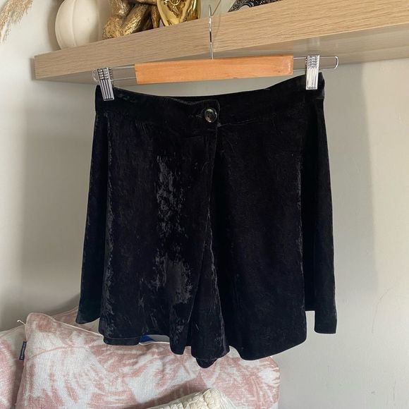 Zara velvet high waisted shorts - Picture 3 of 10